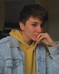 The 20 trendiest, most flattering hairstyles for round faces. Kassidy Drake On Instagram I Live For Cold Weather Tomboy Coldweather Winter Yellow Model Androgy Tomboy Hairstyles Ftm Haircuts Androgynous Hair