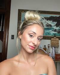 Renee Poche (@missreneepoche) • Instagram photos and videos