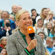 Schwungvoll und mit jeder menge guter laune startet moderatorin andrea kiewel gemeinsam mit ihnen in den sonntagvormittag. Zdf Fernsehgarten In Der Kult Sommershow Brillieren Moderatorinnen Tv