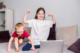 Kinder Zu Hause Spass Haben Herumspielen Sportubungen Machen Wahrend Sie Sich Den Laptop Ansehen Stockbild Bild Von Kaukasisch Ruckzug 179937971