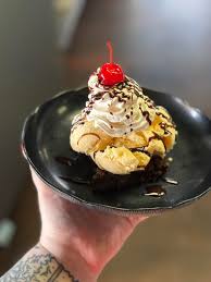 Brownie sundaes available with pumpkin or vanilla ice cream $5.99 😋😋💕