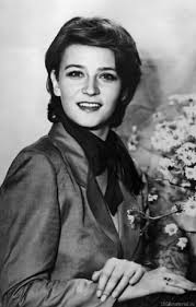 Елена сафонова родилась 14 июня 1956 года в ленинграде в семье известного актера всеволода сафонова и режиссера «мосфильма» валерии рублевой. Borba Za Syna I Roman S Zhenatym Elena Safonova Povtorila Sudbu Geroini Zimnej Vishni Starhit Ru