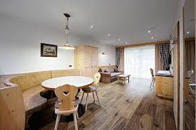 Garni kostner otel kayak bölgesinde, galleria doris ghetta yakın civarında bulunmaktadır. Garni Hotel Soraiser Dolomites Small Luxury Wolkenstein Groden