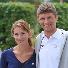 Frau liebt pferde lisa müller liebt das bodenständige leben. Thomas Muller Frau Enthullt Uberraschende Fahigkeit Er Weiss Mittlerweile Auch Wie Fc Bayern