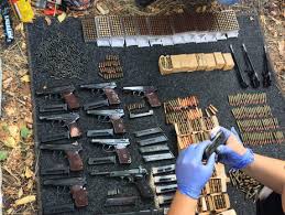 Предложения в которых упоминается арсенал оружия. V Mariupole Policiya Obnaruzhila Arsenal Oruzhiya Pohishennogo U Nacgvardii V 2014 Godu Gordon