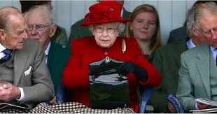 8 Surprising Things That The Queen Carries In Her Handbag Queen Elizabeth Ii Queen Elizabeth Elizabeth Ii