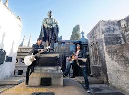 Slash Junto al busto del General José de San Martin, el padre de la patria  de Argentina. 19/10/2025🇦🇷🇦🇷🤘🎸 📷 Rosshalfin #gunsnroses #slash  #josedesanmartin