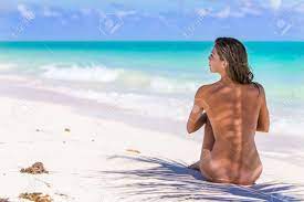 Una Modelo Morena Hispana Desnuda Disfrutando De Un Día En La Playa. Fotos,  retratos, imágenes y fotografía de archivo libres de derecho. Image 93602978