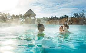 C'est une expérience à vivre en famille ou entre amis au plus près de la nature sans voitures ni pollution. Avis Center Parcs Domaine Du Bois Aux Daims Morton Voyage Prive