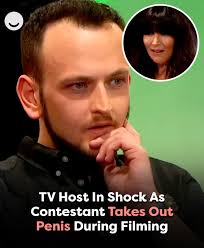 It's looking at us!” 😳