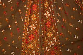 Rafia shafiq is an artist and founder of dhaga art, a small business that promotes the unique phulkari embroidery style of pakistan and india. D Source Types Of Phulkari Phulkari D Source Digital Online Learning Environment For Design Courses Resources Case Studies Galleries Videos