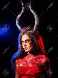 Él es salvaje, rudo y mal hablado. Mujer Loca De Satanas En Ritual De Magia Negra Del Infierno Bruja Reencarnacion Criatura Mitica Sabado Diablo Absorbiendo Alma Halloween Entidades Astrales El Maquillaje Para El Club Nocturno Para Demonios Inflige Dano