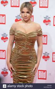 Weitere ideen zu shirin david, shirin, shirin david style. Shirin David Youtuberin Halb Bild Halb Abbildung Hochformat Auf Dem Roten Teppich Fur Ein Herz Fur Kinder Tv Spende Gala In Berlin Deutschland 08 12 2018 Verwendung Weltweit Stockfotografie Alamy