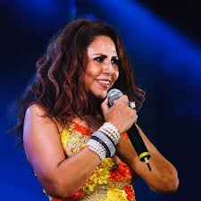ACONTECE: A cantora pernambucana Cristina Amaral está preparando uma live  aguarde.