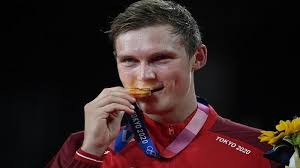 Badminton gold medal winner viktor axelsen exchanges shirt with opponent. Nvmw5hejdexdwm