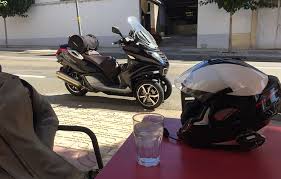 The two front wheels and the exclusive patented suspension system, conceived and. Blog De Jose Maria Alguersuari La Moto Mas Vendida En Francia Comparativa De Triciclos Piaggio Y Peugeot