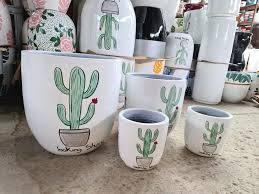 Memiliki bentuk yang sangat unik dan menarik, membuat kaktus sangat populer digunakan sebagai elemen dekoratif. Pot Kaktus Unik Lukisan Kaktus Seni Melukis Keramik