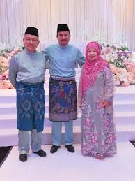 Asyraf wajdi dusuki minta dijalankan siasatan ke atas pegawai kerajaan dalam jabatan yang terbabit termasuk pegawai tinggi kerajaan yang sudah bersara. Mereka Berdua Adalah Sumber Kekuatan Dr Asyraf Wajdi Dusuki Facebook