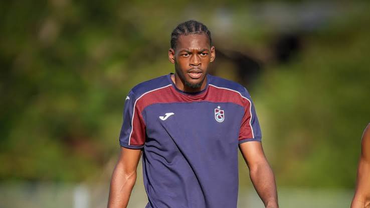 René Mitongo’nun Estrela da Amadora formasıyla ilk resmi maçından temsili görsel