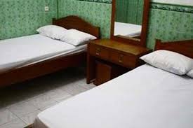 Lantai dua, untuk salat yang terdiri dari ruang salat utama dan teras terbuka yang luas guna untuk menampung jemaah yang melimpah terutama pada saat salat idul fitri dan idul adha. Hotel Pelita Sederhana Bersih Dan Aman