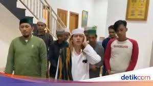 Terbius cinta tukang jamu jutek (2015). 3 Fakta Penangkapan Rehan Al Qadri Yang Serukan Azan Hayya Alal Jihad