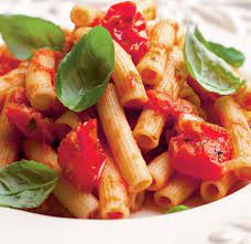 Cand sunt gata scurgem apa si le mai fierbem putin sucul de rosii. Paste Cu Sos De Rosii Retete Practice