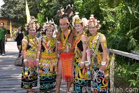 Mereka mengenakan penutup kepala yang oleh. Pakaian Tradisional Etnik Sarawak Maruwiah Ahmat