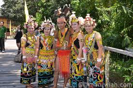 Nampaknya kali ini, rakyat indonesia kembali lagi dengan isu 'claim' mereka dengan mengatakan pakaian tradisional kaum dayak dikatakan berasal dari negara mereka. Pakaian Tradisional Etnik Sarawak Maruwiah Ahmat