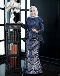 Baju gamis terbaru dalam hal ini pakaian dan aksesoris yang dikenakan wanita dan pria merupakan simbol identitas gender, agama, dan status sosial. 12 Inspirasi Kebaya Hijab Kekinian Untuk Acara Wisuda Pilih Mana