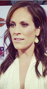 Jarry a du mal à communiquer avec gemma la reine mère, lorsque cette dernière viens pour identifier le meurtrier de tara, gemma n'hésite pas à frapper jarry engage wayne unser pour l'aider en tant que consultant. Annabeth Gish Imdb