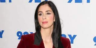 Actress and comedian who blends political and social commentary with delivery that's both rude and charming. Who Is Sarah Silverman Dating Sarah Silverman Boyfriend Husband