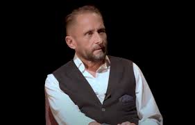 He is 53 years old and is a pisces. Kiczubo7uo7akm