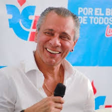 Elizabeth Arcos's Instagram, Twitter & Facebook