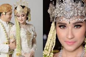 Agama merupakan hal pokok yang dipermasalahkan ibu kandung angbeen rishi dan suaminya. Dinikahi Adly Fayruz 10 Pesona Paripurna Artis Muda Angbeen Rishi