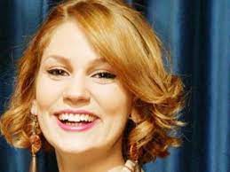 She lives in istanbul until she was 15 years old but then moved to united kingdom. Farah Zeynep Abdullah Buyuk Degisimi