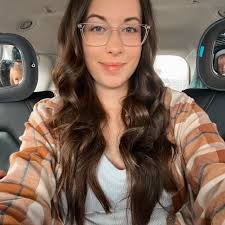 Kirsten Braden's Instagram, Twitter & Facebook