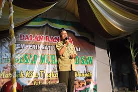Isra` secara bahasa berasal dari kata 'saro' bermakna perjalanan di malam hari. Infopublik Amalkan Makna Isra Miraj Untuk Pererat Persaudaraan