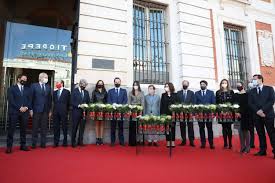 Isabel natividad díaz ayuso (madrid, 17 de octubre de 1978) es una periodista y política española del partido popular, presidenta de la comunidad de madrid desde agosto de 2019. Almeida Anima A Recuperar Los Valores De Convivencia Progreso Esfuerzo Y Trabajo En Memoria De Los Fallecidos Por La Covid 19 Diario Del Ayuntamiento De Madrid