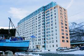 Η αλάσκα εξελίχθηκε σύντομα σε σημαντικό κέντρο εμπορίου. H Polh Ths Alaskas Opoy Oloi Oi Katoikoi Zoyn Sto Idio Ktirio Ti Les Twra