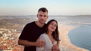 Seine sanfte stimme mit dem gewissen etwas passt einfach zu 100 prozent in die heutige zeit. Sarah Lombardi Zeigt Fur Bananen Sanger Julian Buscher Vollen Korpereinsatz