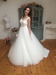 Beide liegen nur knapp 30 minuten von köln entfernt und bieten dir wunderschöne brautkleider für deine hochzeit. Liza Liza X Sanna Lindstrom Liza
