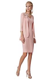 Más vestidos para embarazadas ideal para una fiesta con un color rosa viejo con una tela en encaje increíble y un lazo para marcar la barriga y el futuro bebé. Vestido Corto Rosa Palo Con Capelina Para Invitada Entrenovias