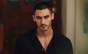 El actor mexicano alejandro speitzer disfruta el éxito que ha tenido su recién estrenada serie oscuro deseo, y asegura que una de las enseñanzas que le dejó su personaje darío, es no intentar comprenderlo todo y vivir el presente. Alejandro Speitzer Revela Por Que Acepto Protagonizar Oscuro Deseo