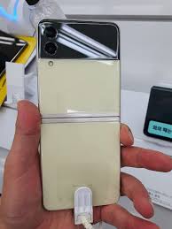 가장 눈에 띄는 부분은 후면 카메라가 수평으로 배치되고 기기 앞쪽의 커버. Qvghiakxhf4oum