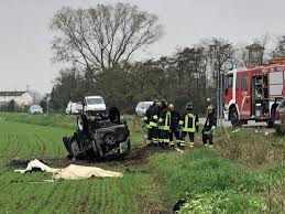 Coinvolti un'auto e due camion, tra cui nell'impatto, avvenuto intorno a mezzogiorno, sono morti gli autisti del tir e dell'autocisterna. Tragico Incidente A San Giorgio Lo Schianto E Poi Le Fiamme Due Persone Perdono La Vita Liberta Piacenza