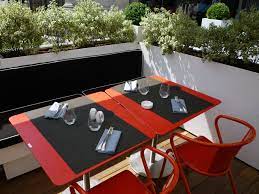 table en terrasse pour dejeuner diner ou prendre un verre au bar restaurant de l opera de paris table on the terrace for restaurant paris restaurant paris