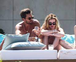 People are speculating that bella thorne and scott disick are dating, because they've been seen at dinners and parties together. Bella Thorne Und Scott Disick Machen In Cannes Das Ist Alles