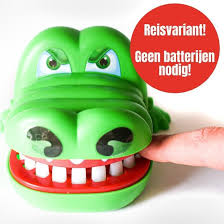 Bol Com Bijtende Krokodil Met Kiespijn Spel Reisspel 9x13 Drankspel Voor Volwassenen