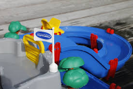 Jessi`s spielgruppe wurde am 10.04.2016 gegründet.in unserer spielgruppe sind alle kinder ab 2 jahren bis und mit kindergarten herzlich willkommen. Aquaplay Wasserbahn Wasserspielzeug Fur Den Garten Inkl Gewinnspiel Lavendelblog