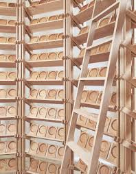 la rotunda serotina est une structure complexe en forme de colonne ou de rotonde qui soutient une succession de petites planchettes en bois sur une douzaine de
